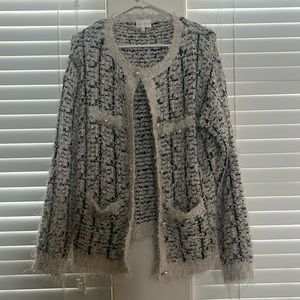 Black and white sweater-jacket